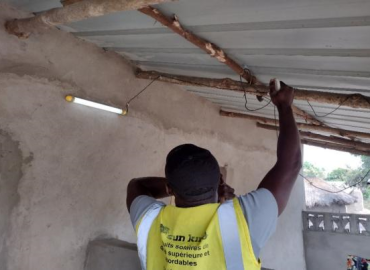 Electricité : Maintenance de l’installation d’un kit solaire SUN KING