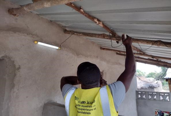 Electricité : Maintenance de l’installation d’un kit solaire SUN KING